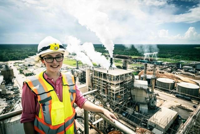 一位年轻女工程师俯瞰造纸厂